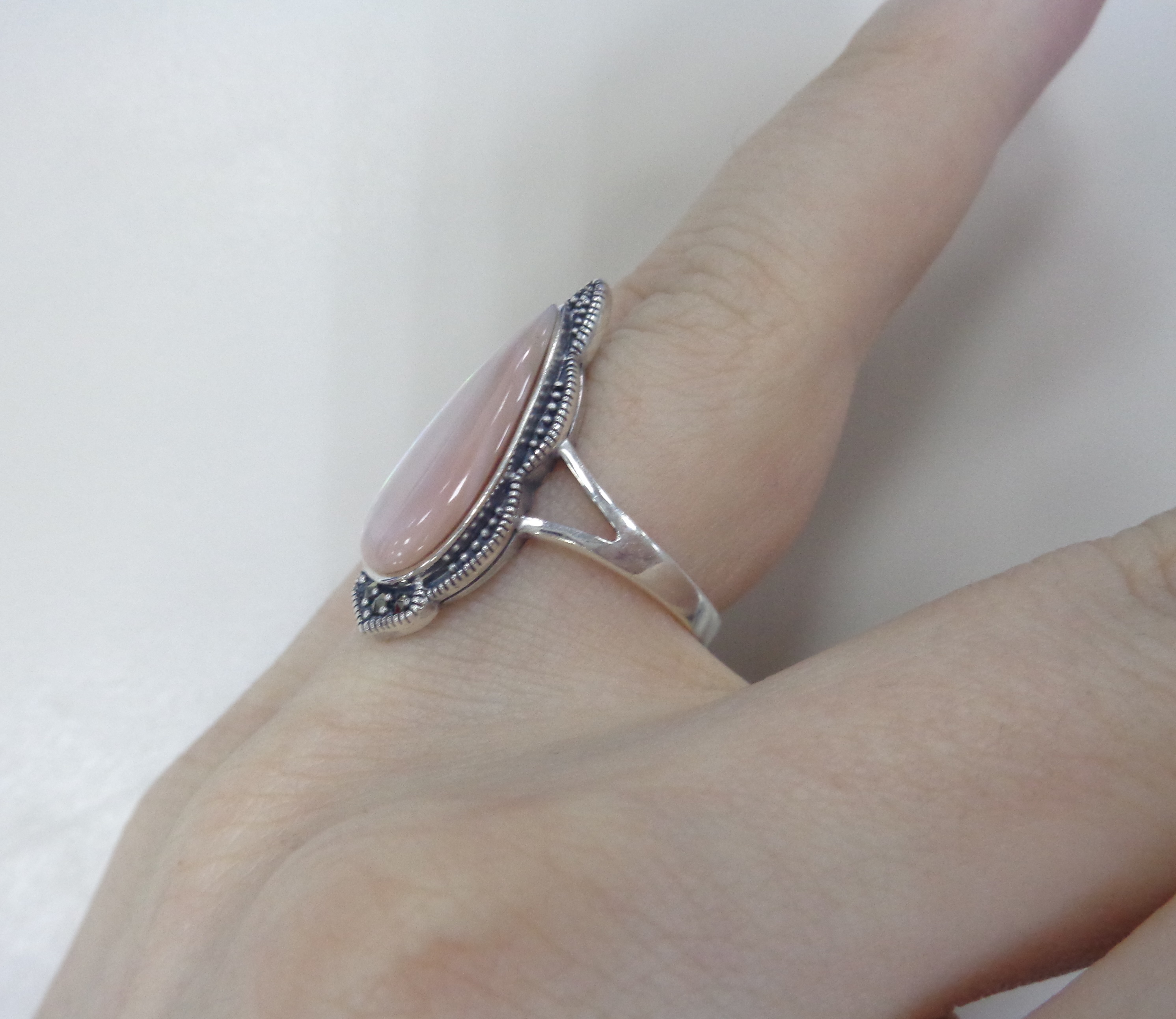 Серебряное кольцо с розовым перламутром